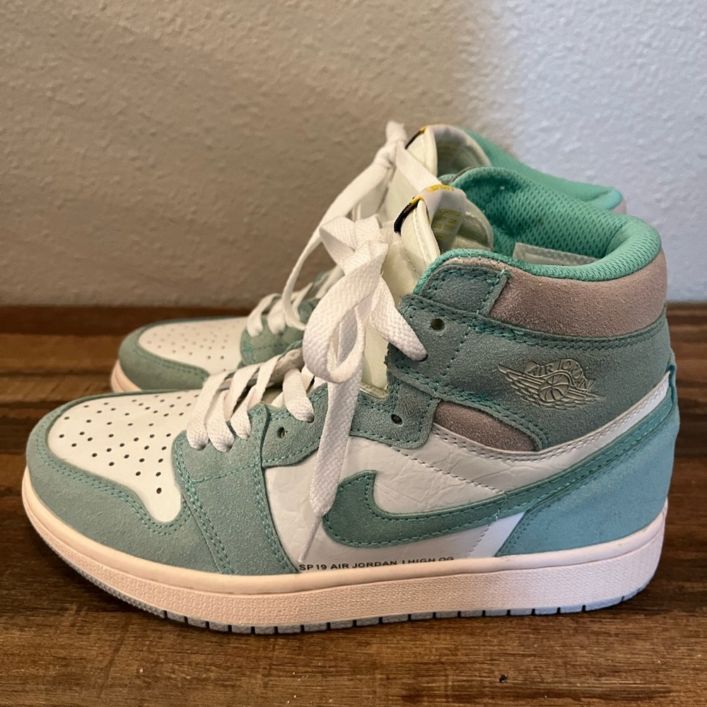 Nike Air Jordan women’s 6 1/2 teal and white